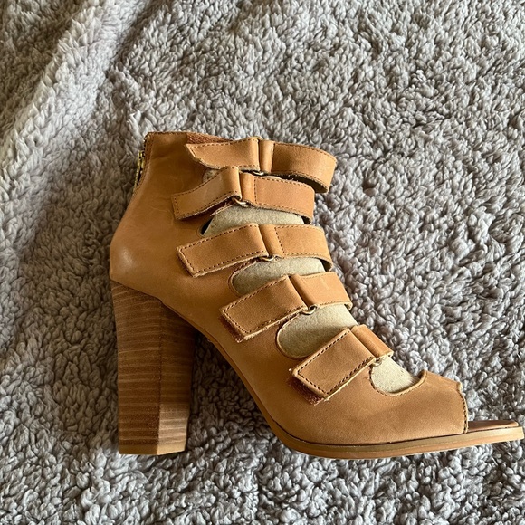 Express Strappy Heel shoes - Tan - Size 8 - Picture 4 of 8